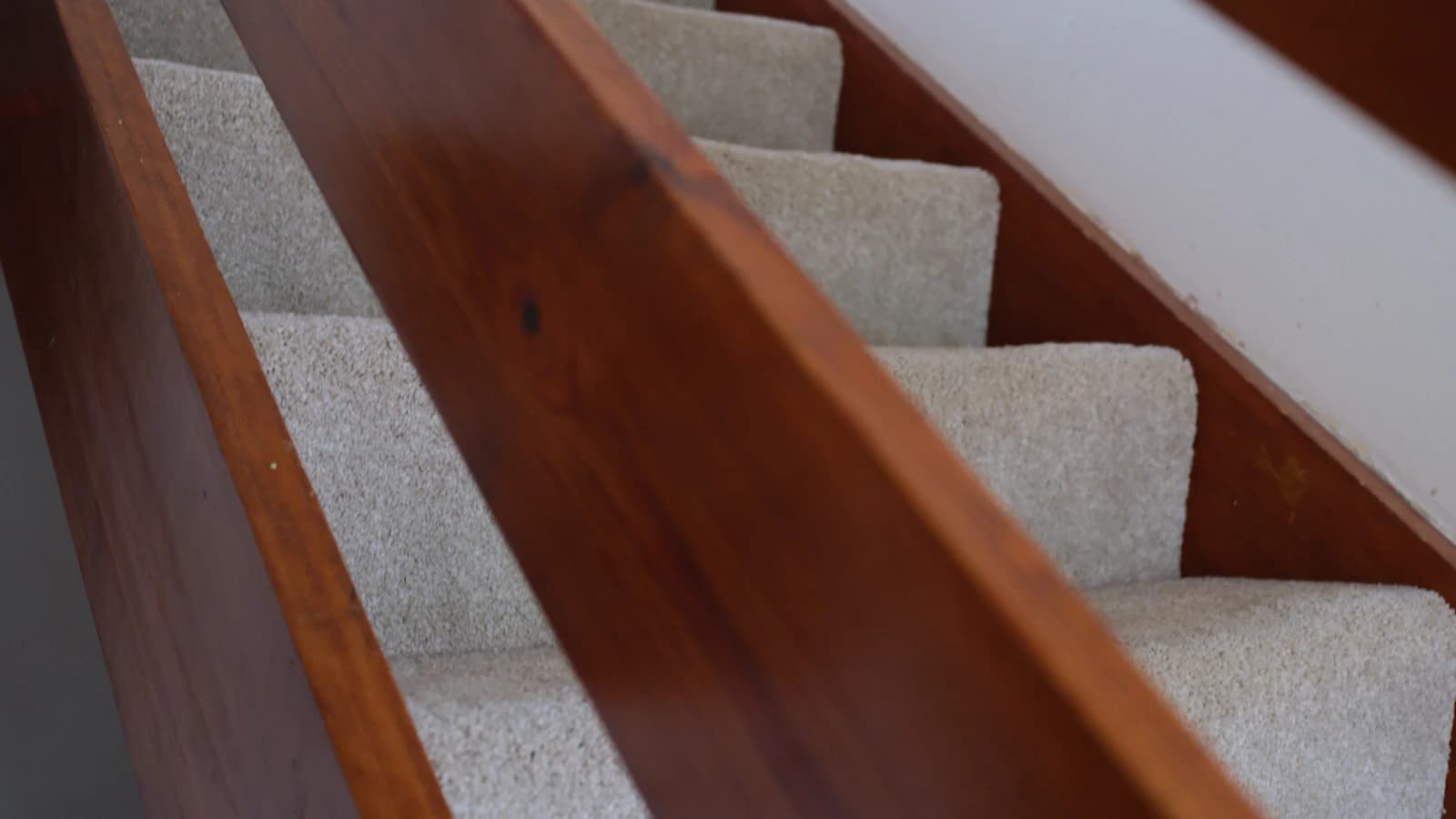 Rekenmachine naast een huurcontract voor een traplift