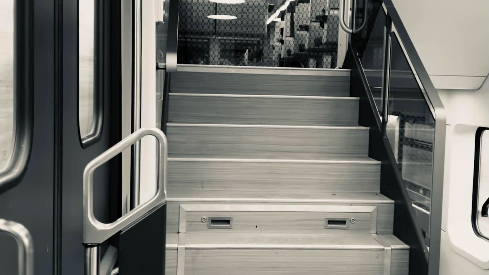 Monteur voert jaarlijks onderhoud uit aan een traplift