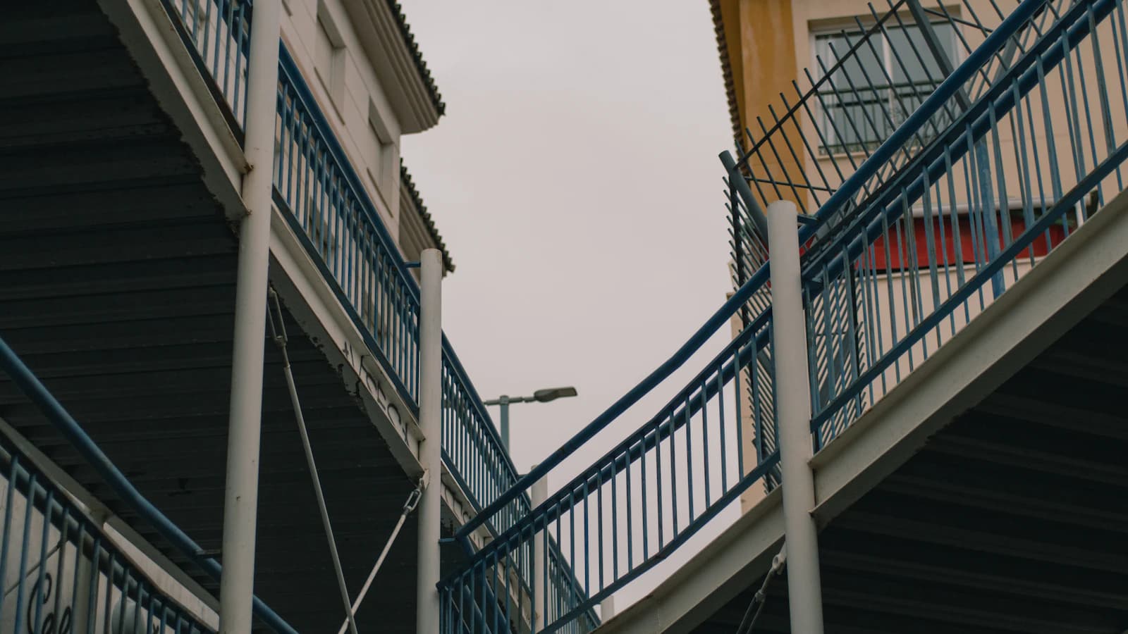 Traplift wordt gedemonteerd en afgevoerd