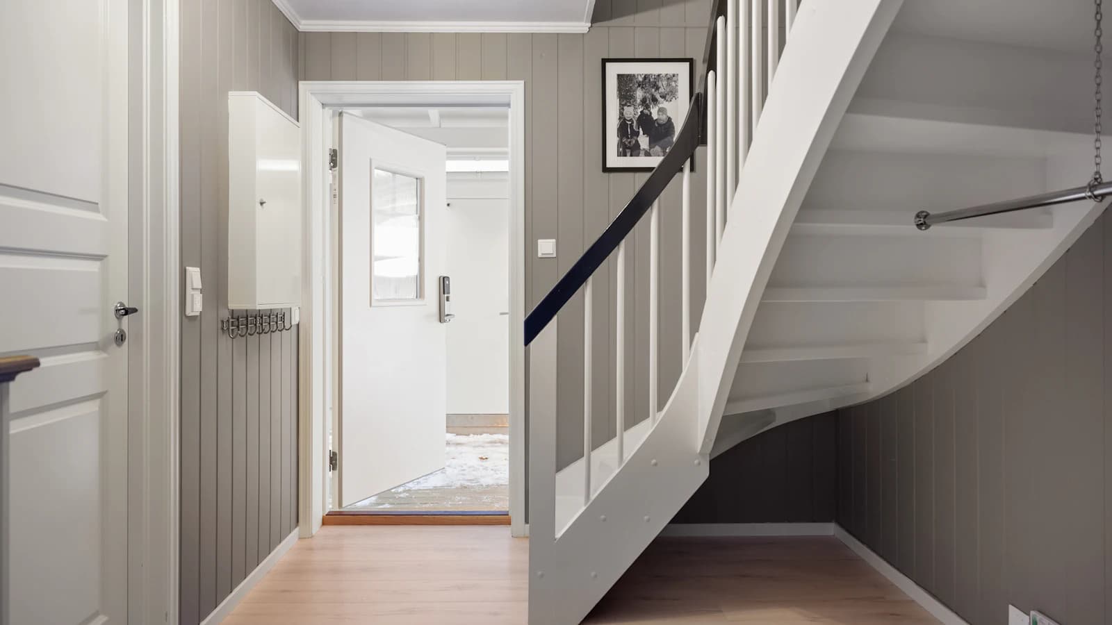 Tweedehands traplift wordt gecontroleerd door een monteur