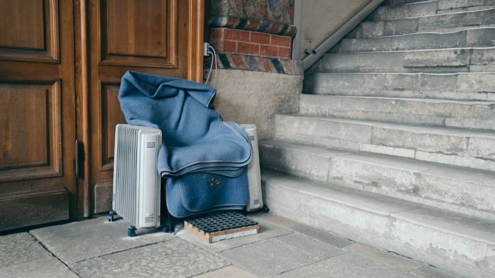 Senior gebruikt een traplift in een woonhuis