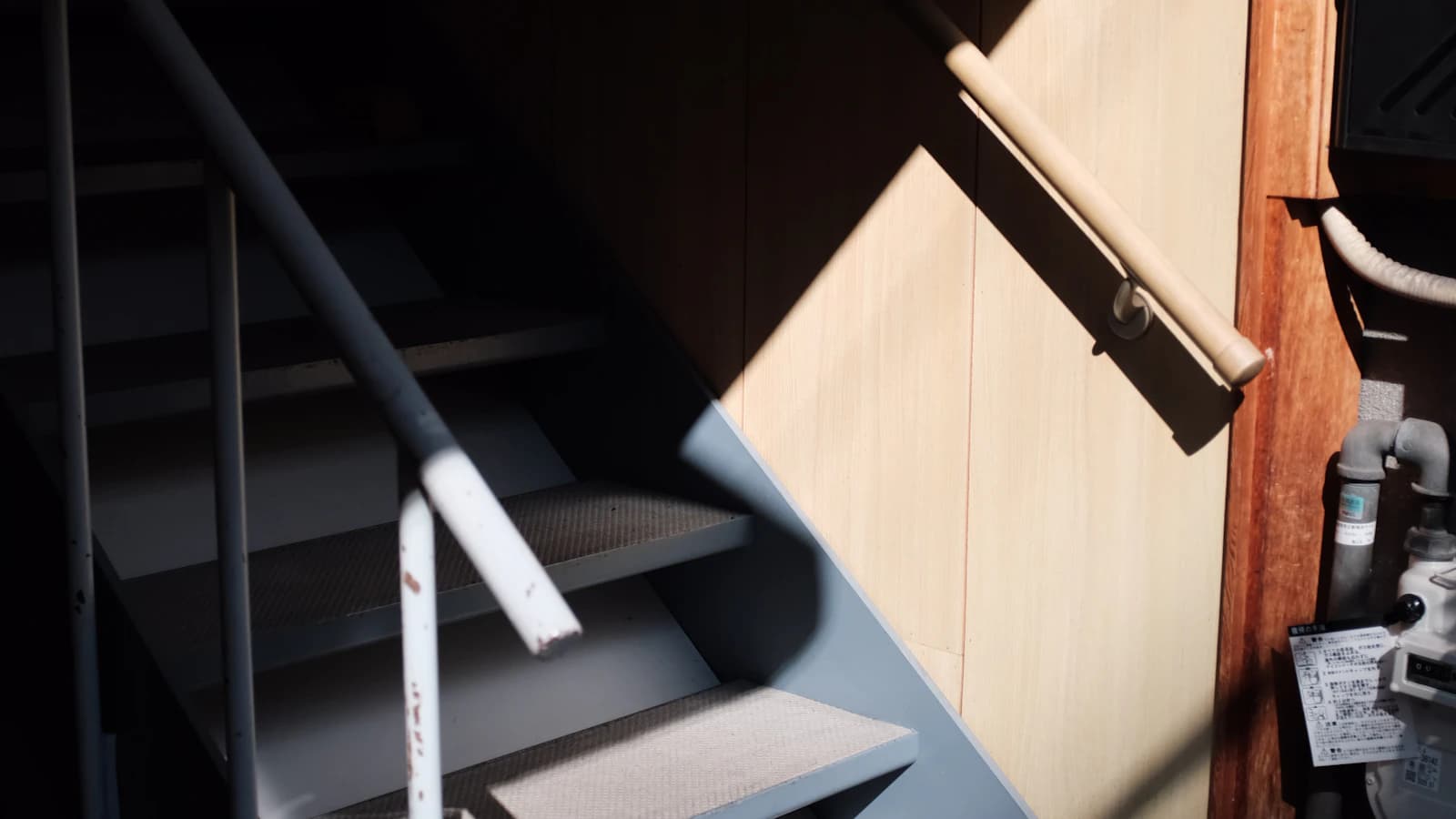 Rekenmachine en offertes op tafel: hoeveel kost een traplift